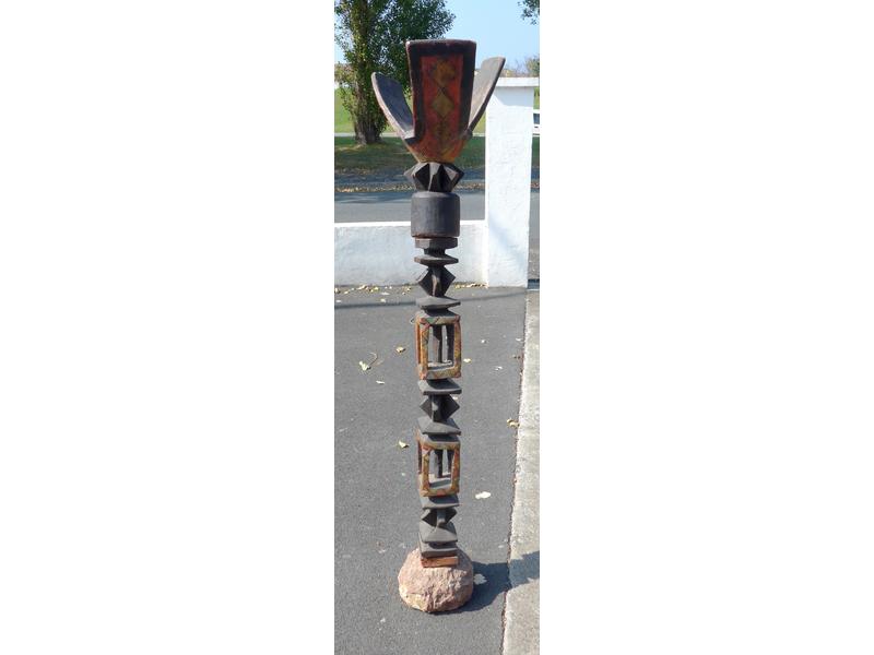 TOTEM en bois ajouré polychrome sur une base...