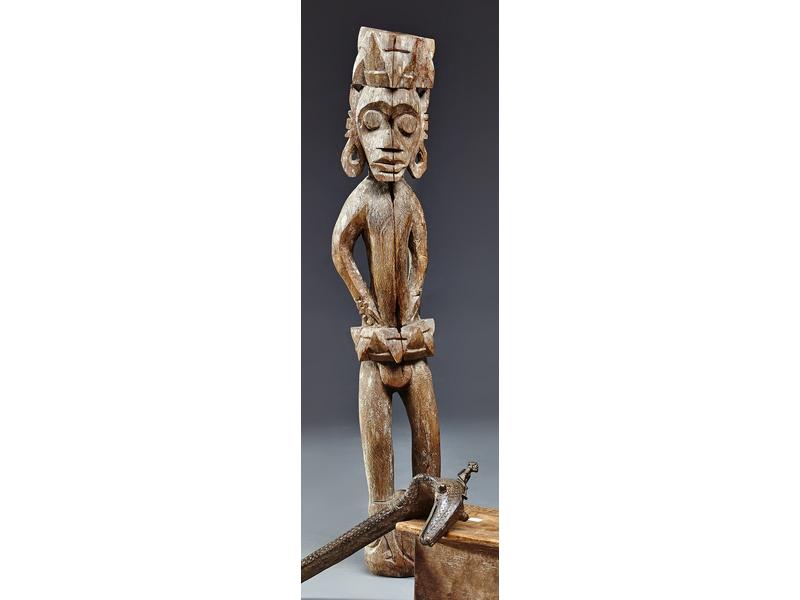 TIMOR (?), figure en teck sculpté Haut. 86...
