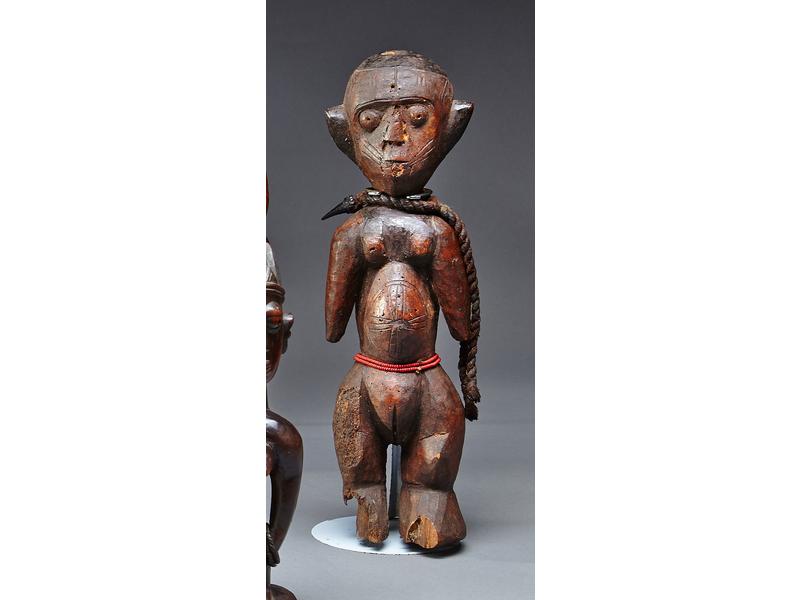 STATUETTE féminine, le ventre orné de scarifications...