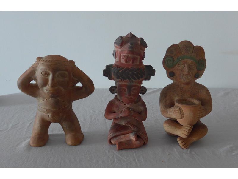 TROIS FIGURINES en terre cuite polychrom...