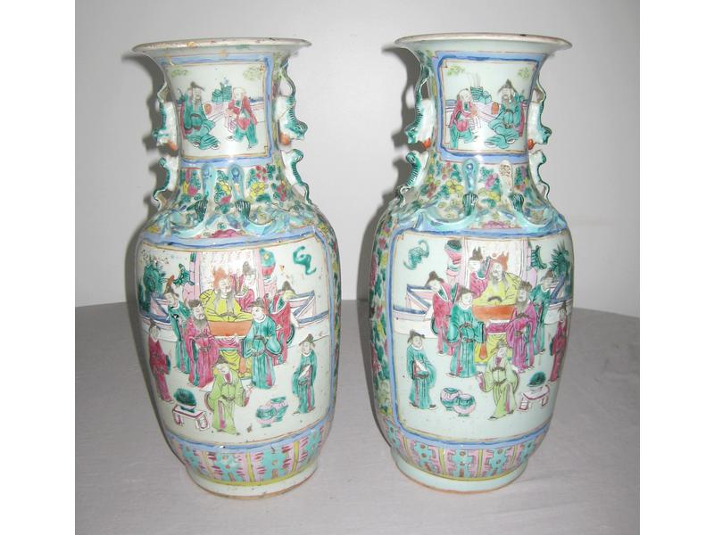 PAIRE DE VASES balustres en porcelaine émaillée...
