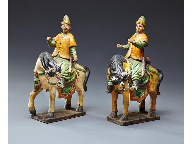 PAIRE DE FIGURINES en terre cuite émaux sancai...