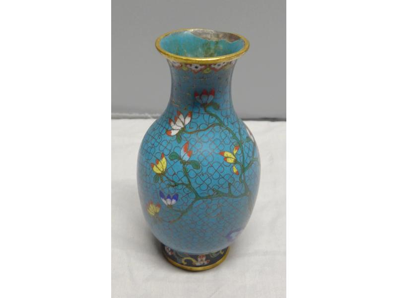 VASE balustre en émaux cloisonnés.