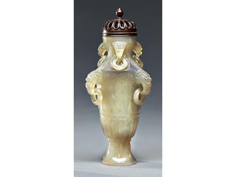 VASE balustre en agate finement sculpté de...