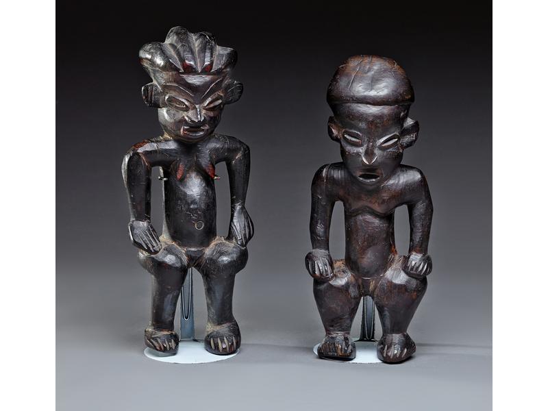 PAIRE DE STATUETTES antropomorphes représentant...