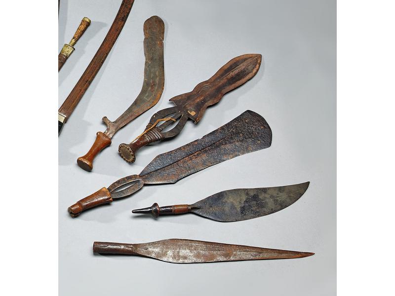ENSEMBLE composé de quatre armes de cérémonie...