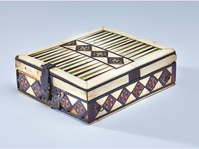 COFFRET A JEUX de forme rectangulaire, en...