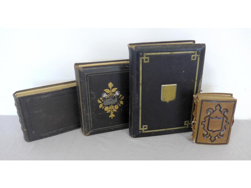 LOT de quatre volumes comprenant: un ALBUM...
