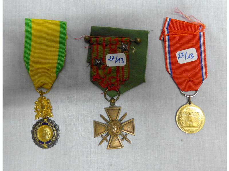 LOT DE TROIS MEDAILLES DE GUERRE : une bronze...
