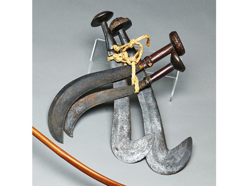 ENSEMBLE DE QUATRE ARMES de type faucille,...