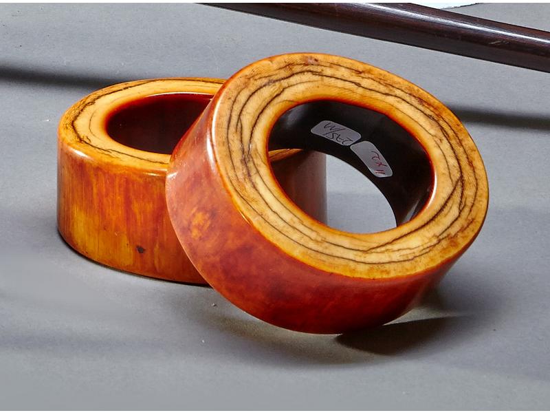 DEUX BRACELETS de notable en ivoire patiné...