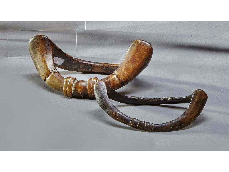 DEUX CHEVILLERES en bronze patinées par l'usage...