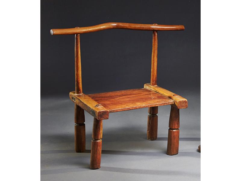 CHAISE TRADITIONELLE en bois patiné par l'usage....