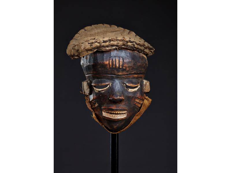 MASQUE de danse sculpté d'un visage à l'expression...