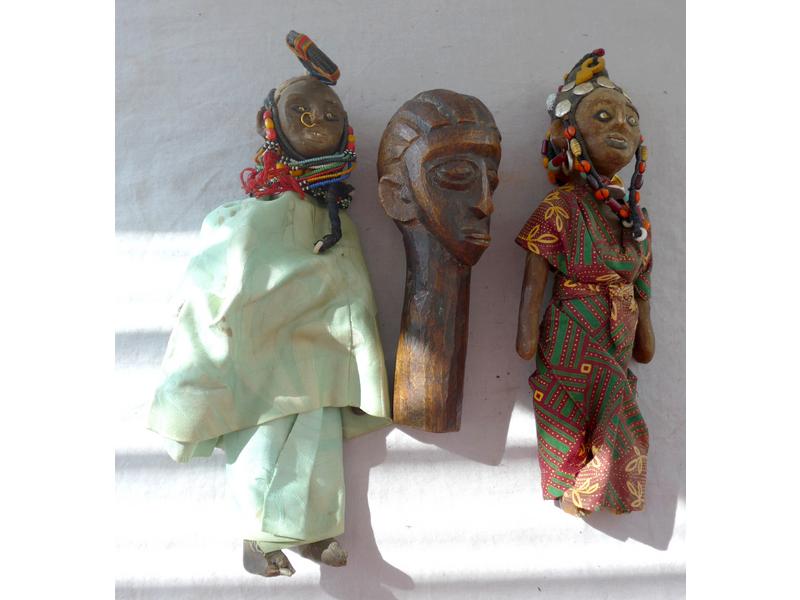 DEUX POUPEES en bois, tissu, perles et coquillages....