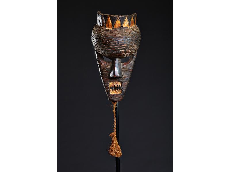 MASQUE DE DANSE représentant un visage à...