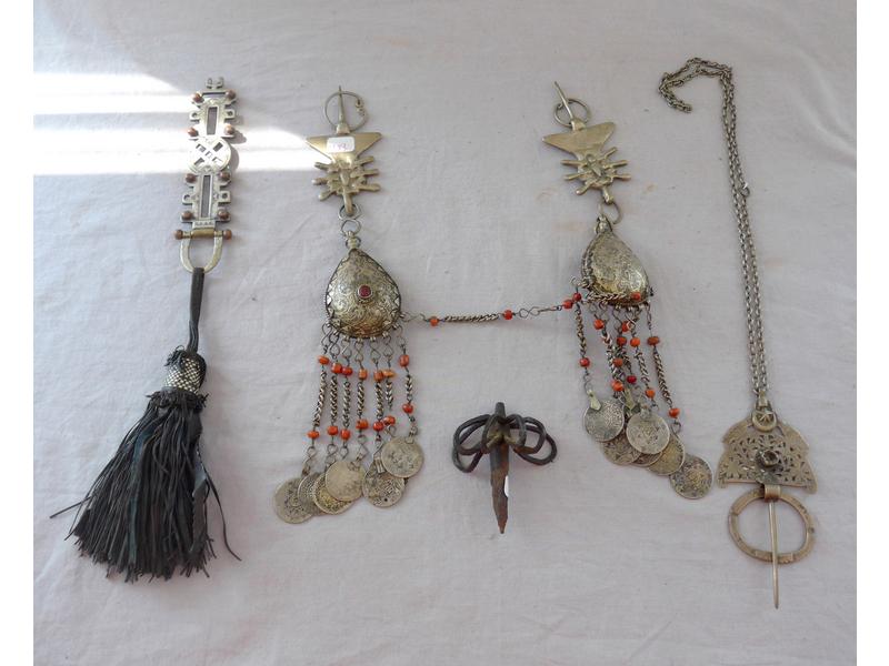ENSEMBLE composé d'une amulette en argent,...