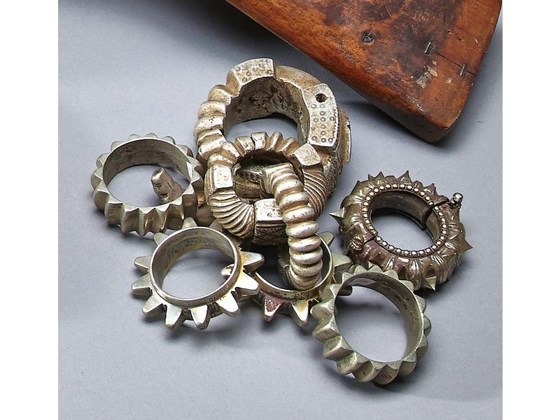 ENSEMBLE DE HUITS BRACELETS utilisés également...