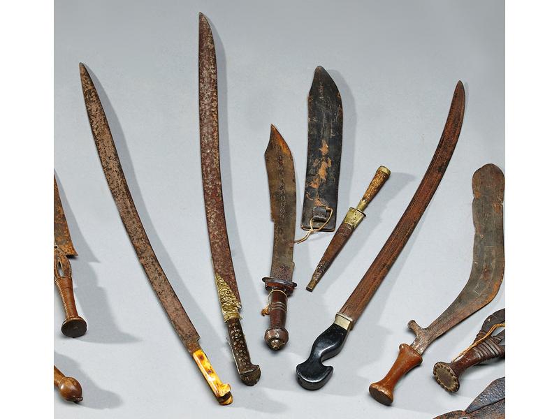 Ensemble composé de trois épées longues,...