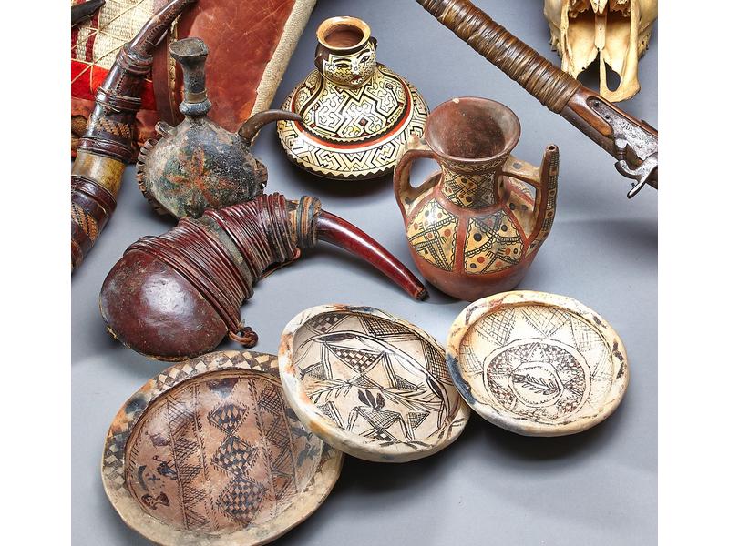 ENSEMBLE de quatre poteries à décor de symboles,...