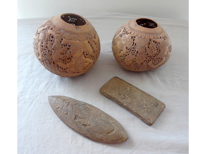ENSEMBLE composé de deux noix de coco sculptées...