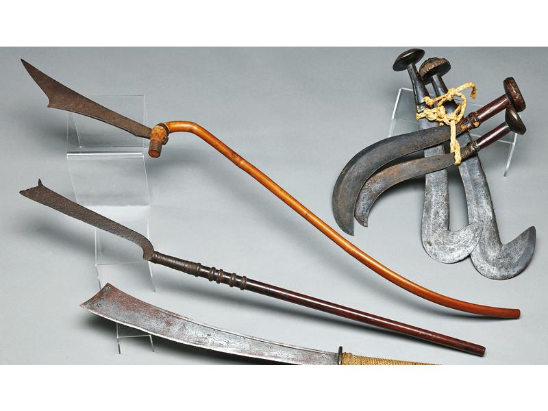 ENSEMBLE DE DEUX ARMES, l'une philippine,...