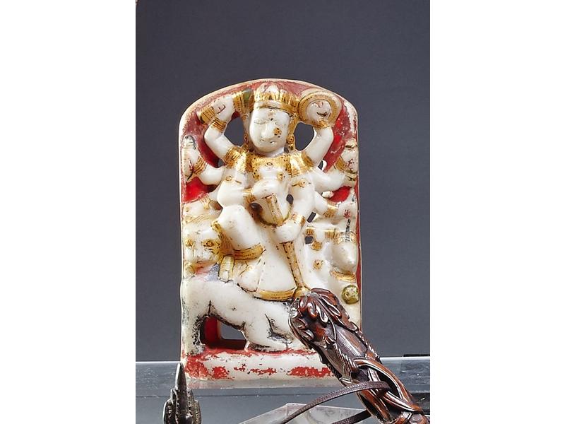 PETITE STELE en marbre sculpté et réhaussé...