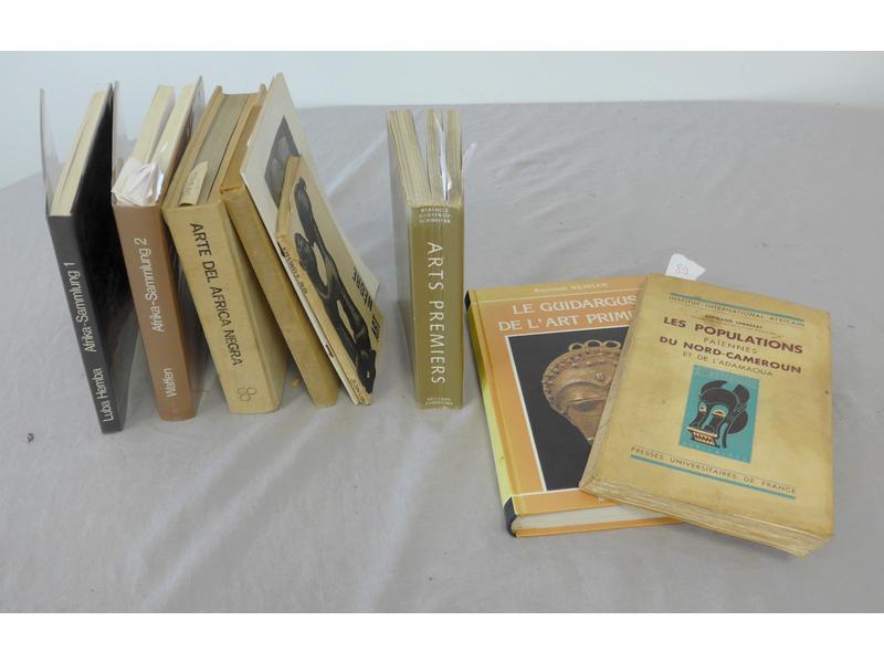 Ensemble de 9 ouvrages divers sur l'art primitif...