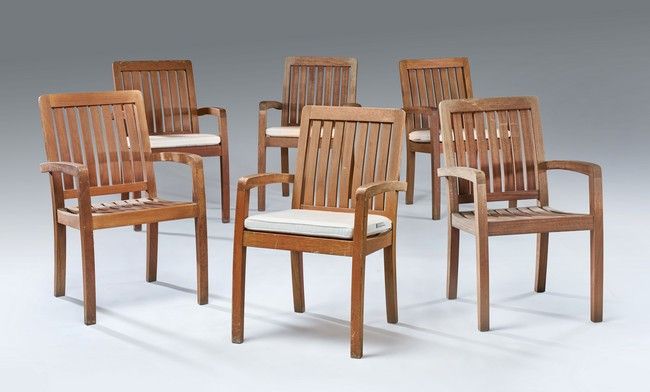 SIX FAUTEUILS DE JARDIN en teck à dossier...