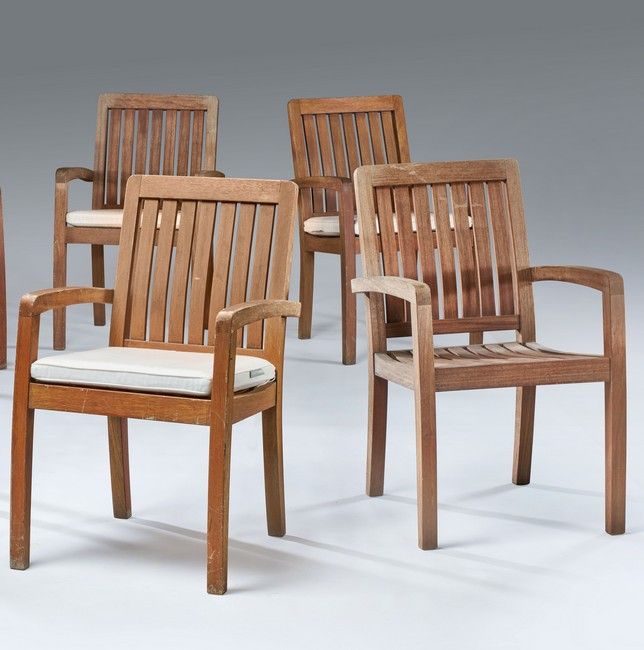 QUATRES FAUTEUILS DE JARDIN en teck à dossier...
