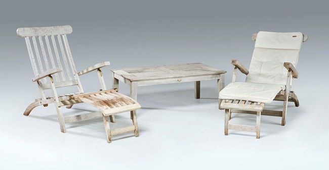 DEUX CHAISES LONGUES de jardin en teck, dossier...