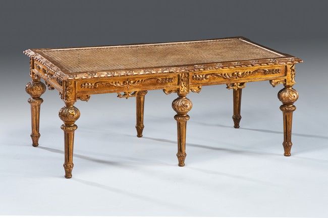 TABLE BASSE en bois mouluré richement sculpté...