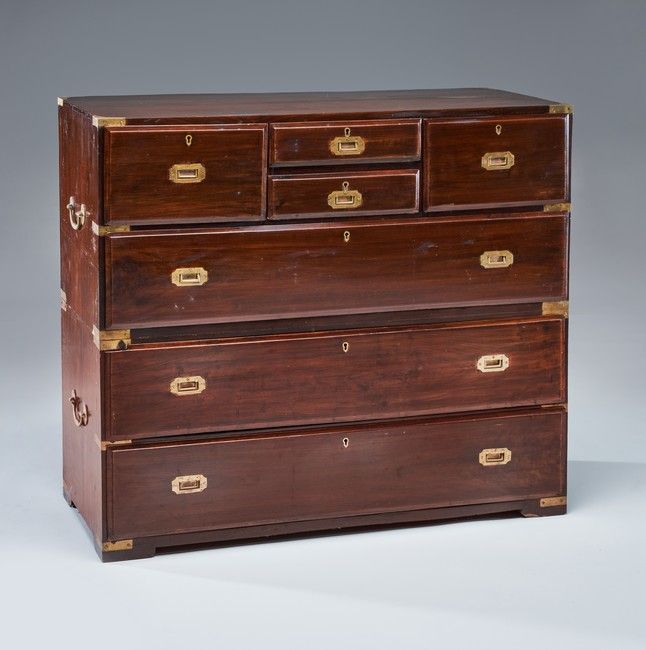 COFFRE COMMODE deux corps, de forme rectangulaire...