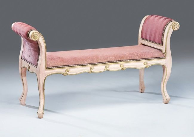 BANQUETTE en bois mouluré, laqué rose et...