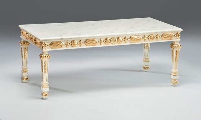 TABLE BASSE rectangulaire en bois mouluré,...