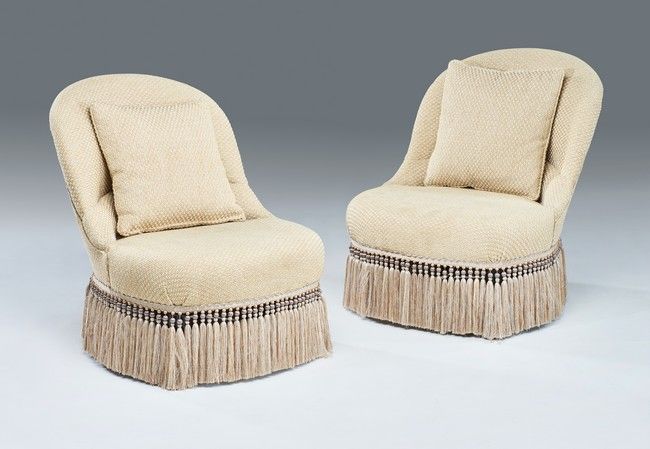 PAIRE DE FAUTEUILS CRAPAUDS en bois noirci....