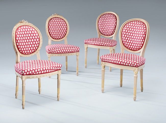 DEUX PAIRES DE CHAISES en bois mouluré, sculpté...