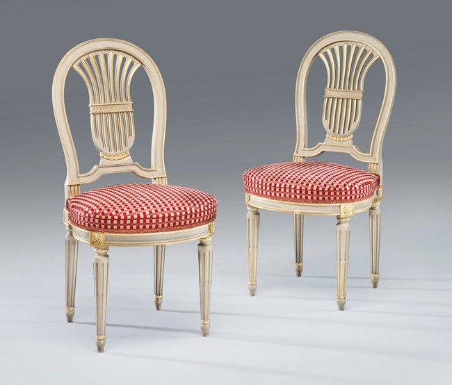 PAIRE DE CHAISES à dossier gerbe, en bois...