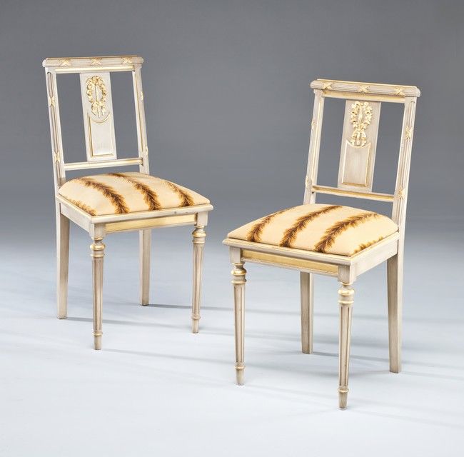 PAIRE DE CHAISES en bois mouluré, sculpté...