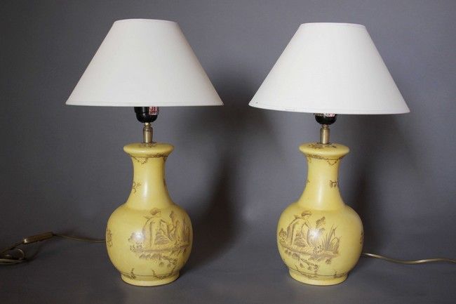 PAIRE DE PETITES LAMPES de forme balustre...
