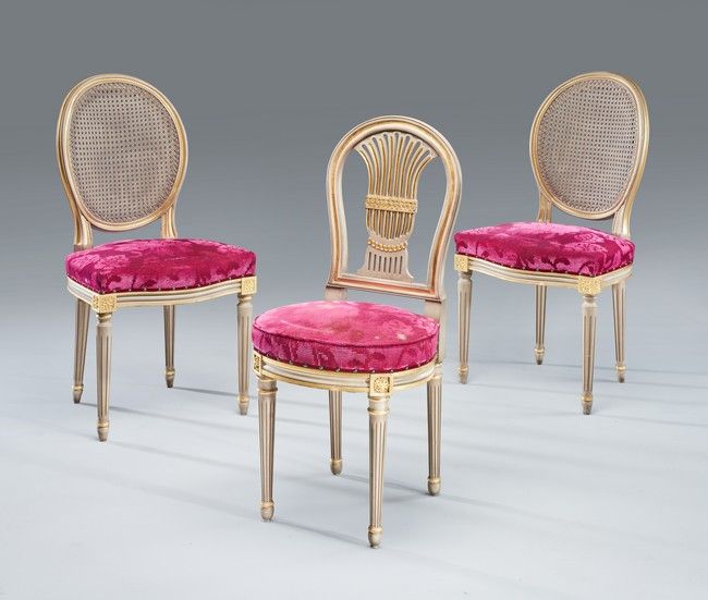 PAIRE DE CHAISES en bois mouluré, sculpté...