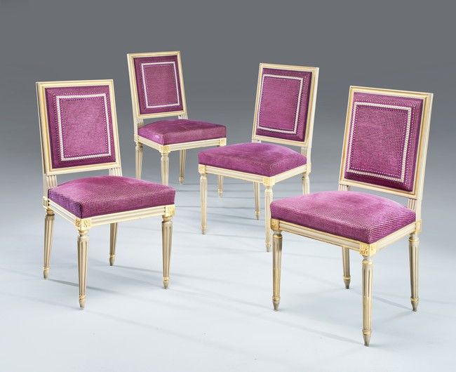 QUATRE CHAISES en bois mouluré, sculpté et...
