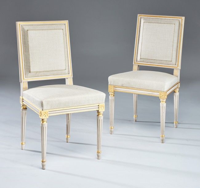 PAIRE DE CHAISES en bois mouluré, sculpté...
