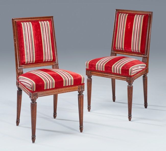 PAIRE DE CHAISES à dossier rectangulaire...