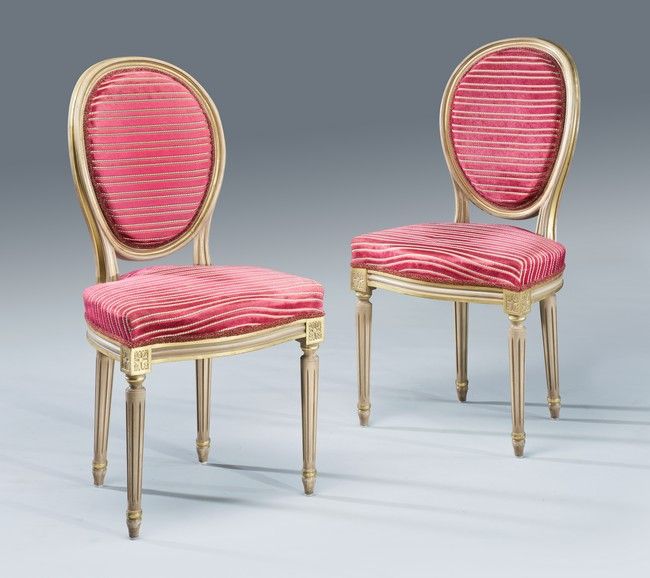 PAIRE DE CHAISES à dossier médaillon en bois...