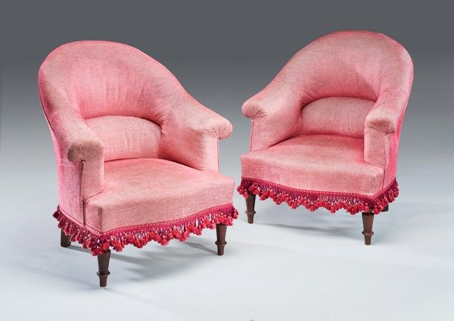 PAIRE DE FAUTEUILS CRAPAUDS, pieds antérieurs...