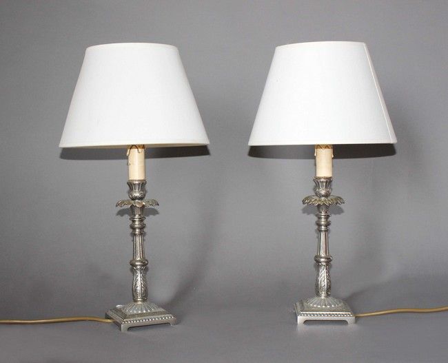 PAIRE DE LAMPES en métal chromé, le fût fuselé...