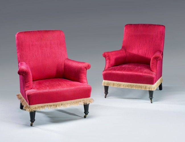 PAIRE DE FAUTEUILS à dossier rectangulaire...