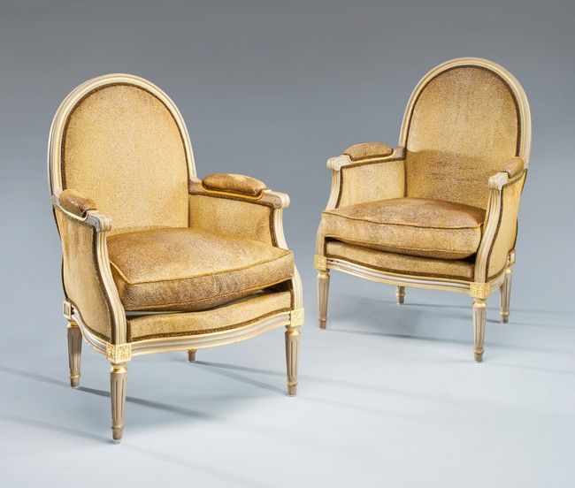 PAIRE DE FAUTEUILS à dossiers arrondis en...