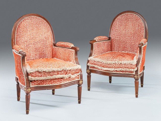 PAIRE DE FAUTEUILS à dossiers arrondis en...